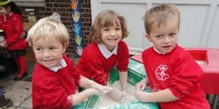 不怕 熊 孩子英国幼儿园鼓励多进行户外运动 手机新浪网