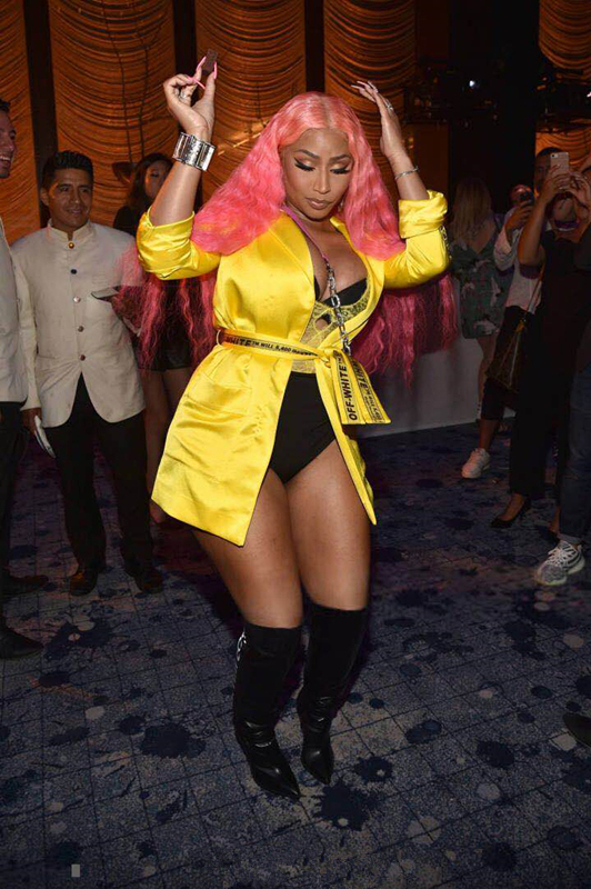 43岁lilkim现身时装周,不仅身材撞麻辣鸡,造型也撞上了
