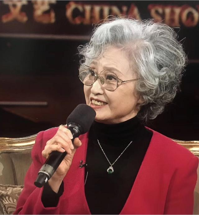 76岁杨春霞近照曝光,因扮演“白骨精”成经典,现满头白发仍健朗|杨春霞|白骨精|白发_新浪新闻