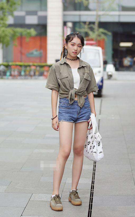 街拍:美女穿白裙就像"穿的布条",勒出好身材,照样吸睛!__财经头条