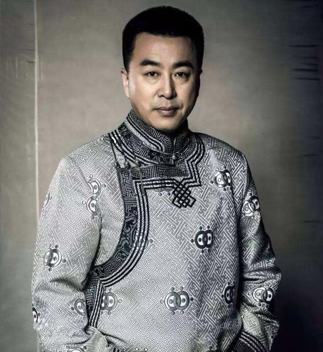 央视新闻主播纳森妻子首曝光 结婚20年恩爱如初