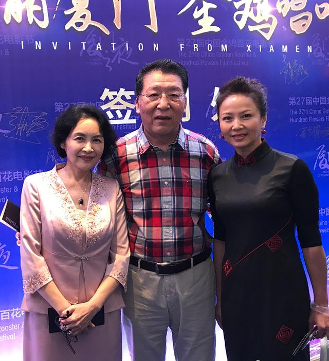 宋晓英携神秘丈夫亮相,两人结婚多年低调成迷,罕见秀恩爱超甜!