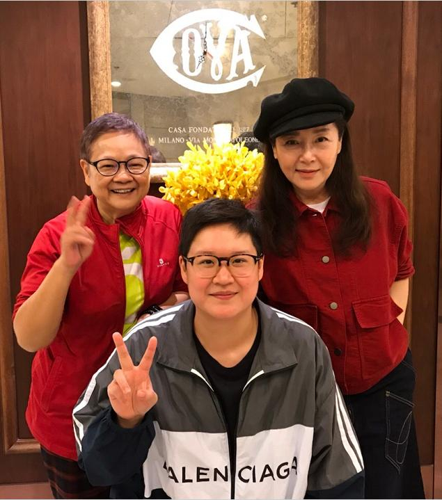 60岁恬妞与女儿近照,年过六旬仍这般优雅,女儿身材壮实偏中性化|恬妞|女儿|身材_新浪新闻