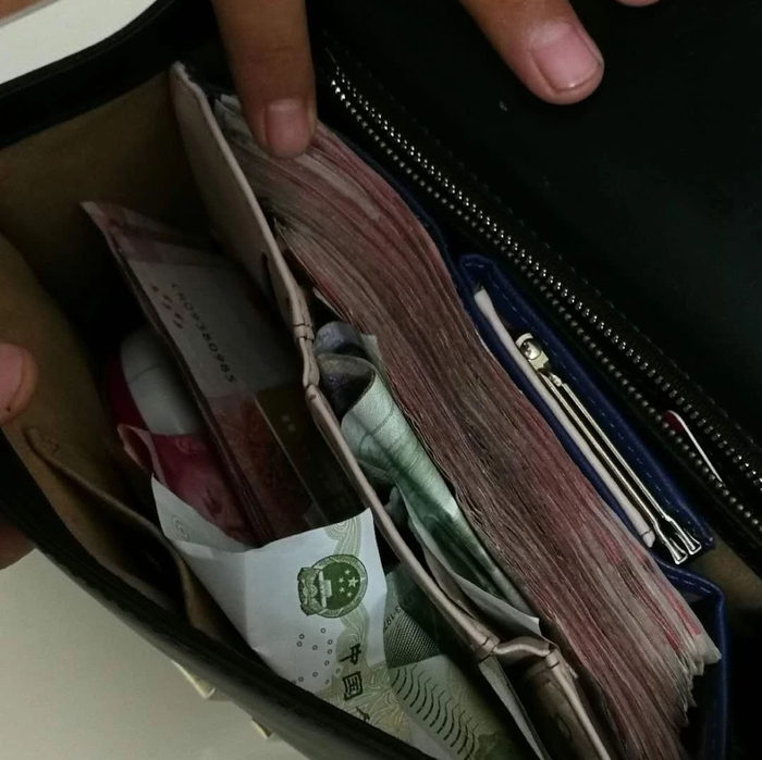 顾客遗落装有2万元现金的钱包 店员妥善保管等失主