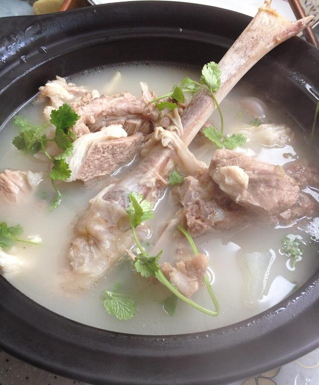 19款羊肉汤的吃法，好喝又鲜美！比大酒店大厨做的还好吃！|羊肉|羊肉汤|香菜_新浪新闻
