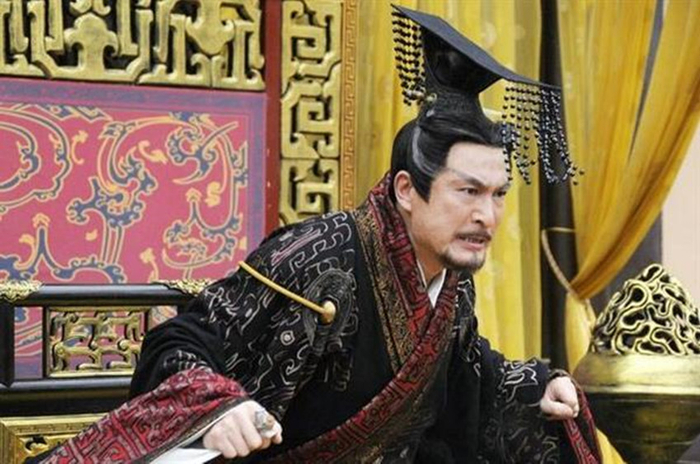 荆轲刺秦时,秦王为何要绕柱而跑?当时又为何无一人上前相救