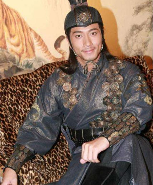 人拖欠也不喜欢欠人,矫健灵活的他曾是杀手,因为一次事故被神捕司救起