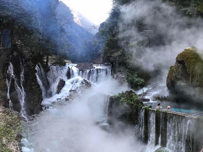 世界最大的温泉瀑布!可以饮用还可以治病,就在四川,你去过吗?