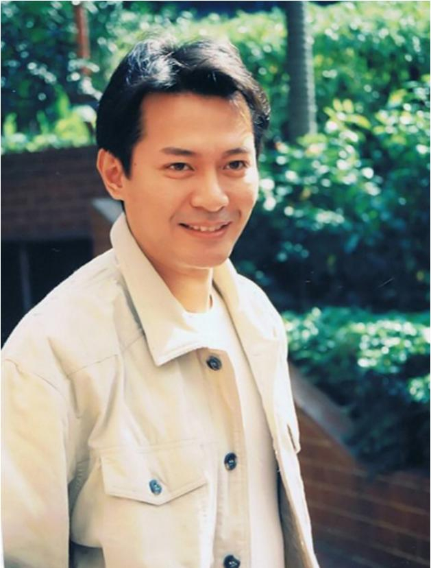 56岁江华近照曝光,退演多年沧桑了许多,却与妻子相恋28年如初!_新浪新闻