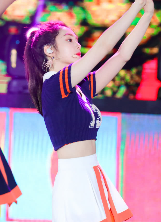 裴珠泫身穿黑色抹胸套装,展"冰美人"的气质,优雅又不失性感