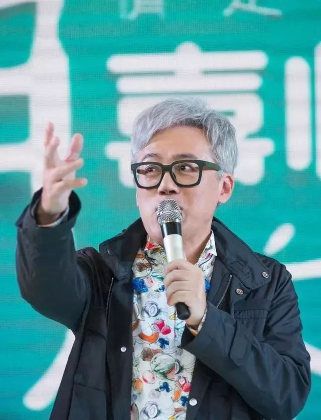 51岁“月亮惹的祸”张宇复出!近照仍风度翩翩,满头白发惹人疼|给你们|张宇|月亮惹的祸