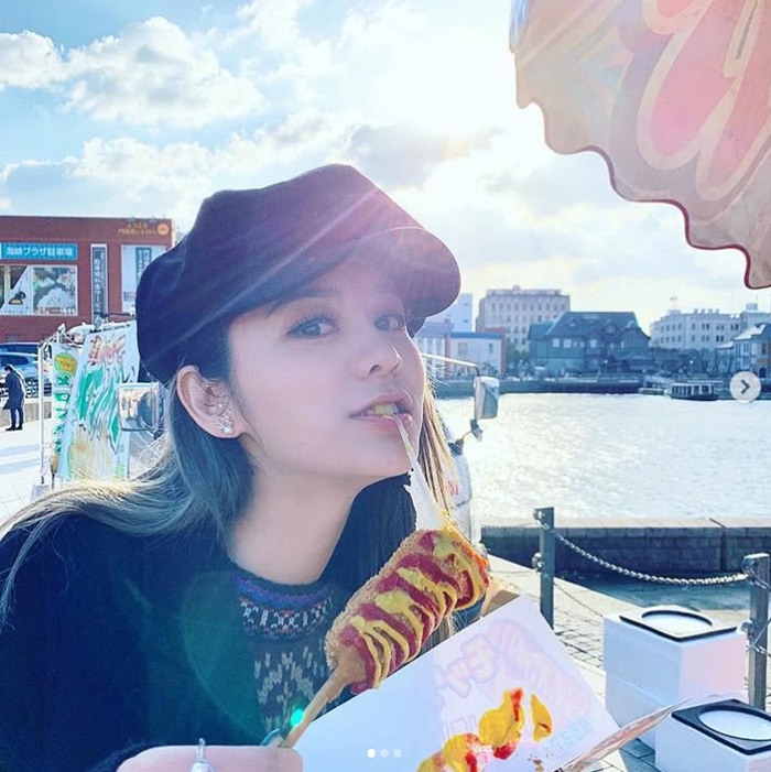 林峯女友张馨月到闺蜜家中做客,大口吃虾点酱油,衣着宽松没孕肚