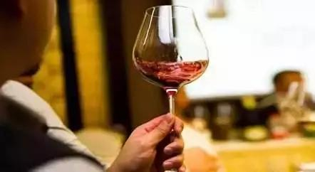 葡萄酒杯的选择和斟酒礼仪