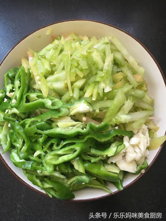 青柿子辣子炒鸡蛋三者搭配非常好家常美味
