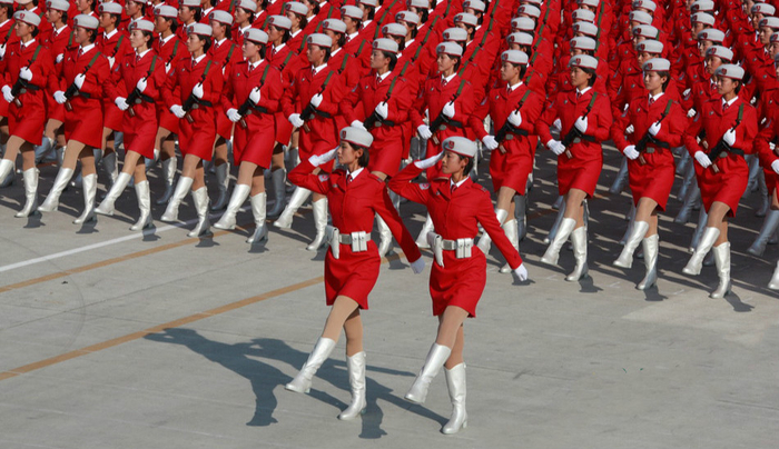 女军人一出来，很多人却被丝袜吸引了，她们为什么要这么穿呢？|丝袜|女军人|阅兵|训练|军人_新浪新闻