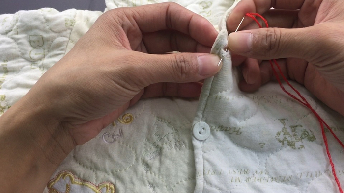 衣服纽扣眼穿久了磨边变形,简单一步diy缝补纽扣眼,不易脱落|纽扣|针法|衣服_新浪新闻