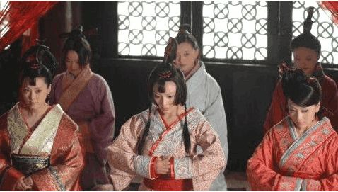 古代女子入宫侍奉皇上, 有几个必备条件,其中一个要求越小越好