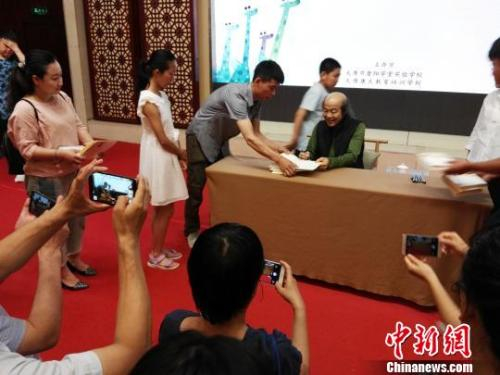 资料图：台湾作家林清玄在山西太原和读者交流“读书与生活”话题。　李新锁 摄