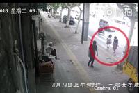 疑检查员故意“诬陷”环卫工!女子街头扔烟头并拍照