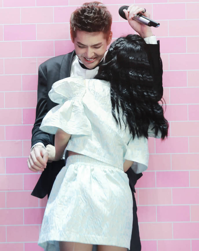 吴亦凡与女生拥抱,他的手一下引人注意,真让人不敢信