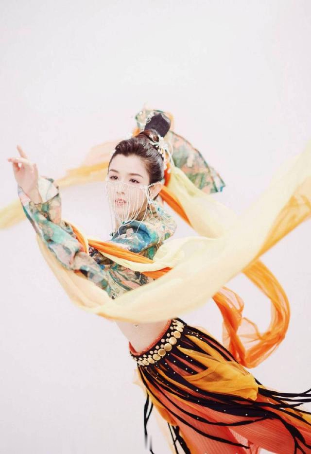 哈妮克孜身穿异域服装,飞天舞美艳动人,宛如壁画中走出的小仙女