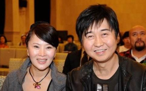 付笛生演唱途中掉假牙老态尽显！任静老到认不出，25岁儿子超壕气