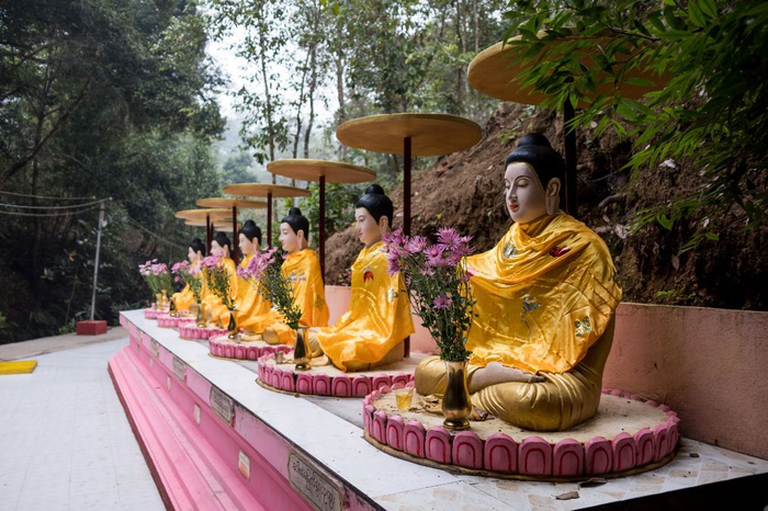 原来供奉佛像也可以不点香,缅甸寺庙只用鲜花供奉,浇花也是礼佛