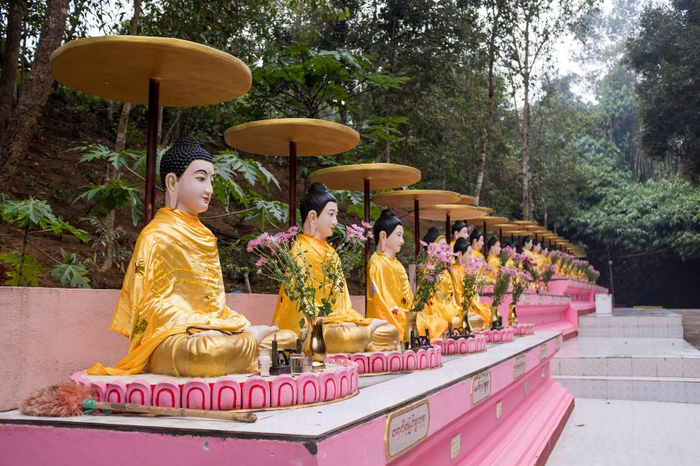 原来供奉佛像也可以不点香,缅甸寺庙只用鲜花供奉,浇花也是礼佛