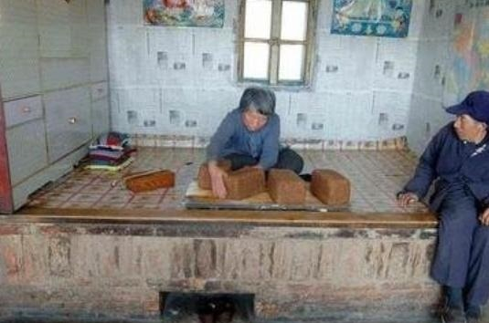 东北人上“炕”吃饭，南方人表示不理解，要是脚臭咋整？