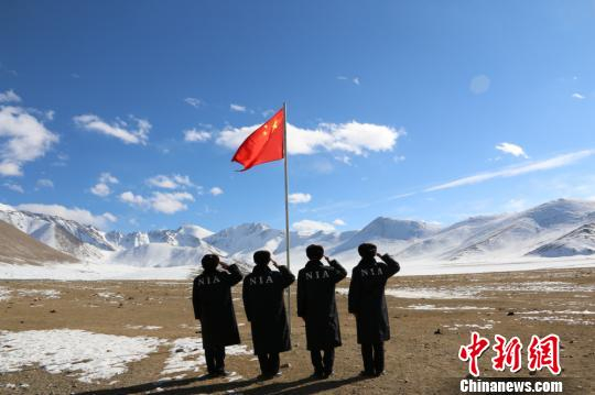 喀什边境管理支队红其拉甫派出所民警在边境一线举行升旗仪式。　陈镜全 摄
