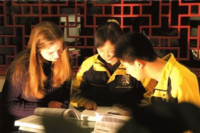 同学们在讨论问题