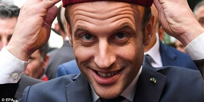 马克龙突尼斯逛大街 戴土耳其毡帽送飞吻