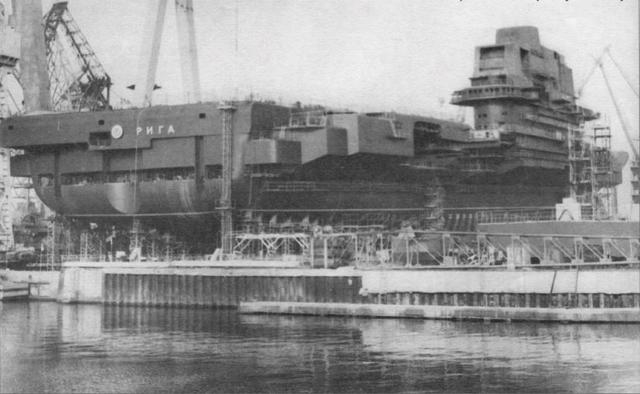 船台上准备下水的瓦良格号