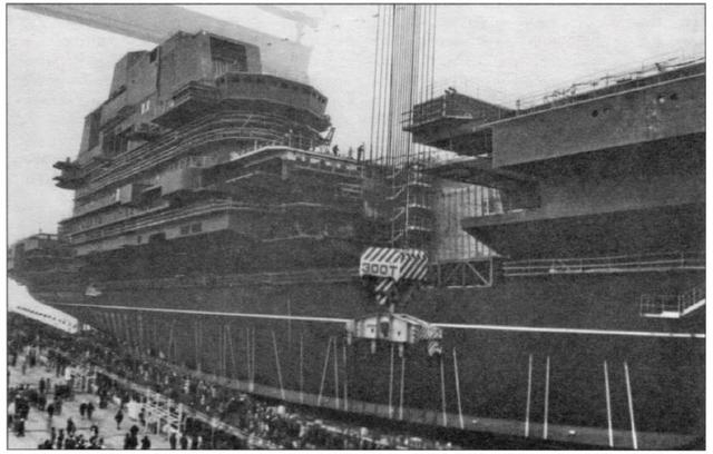 正在慢慢滑入水中的瓦良格号