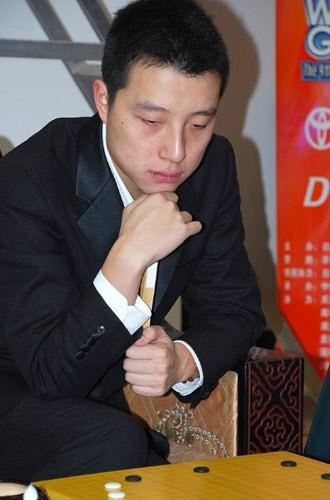 丰田杯第2局古力双手紧握折扇