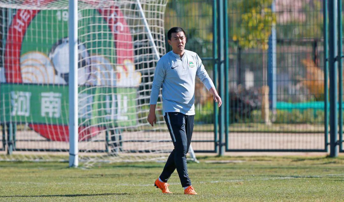 ▲今年冬训，徐亮曾短暂在建业教练组效力