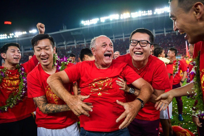 ▲尽管质疑不断，但大菲尔仍是在华巴西教练的成功代表