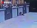 男孩被自家车库卷帘门卡脖 邻居见状光脚飞奔上前救人