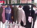 幼儿园园长摆地摊卖童装:一天赚100多 希望维持幼儿园正常运转