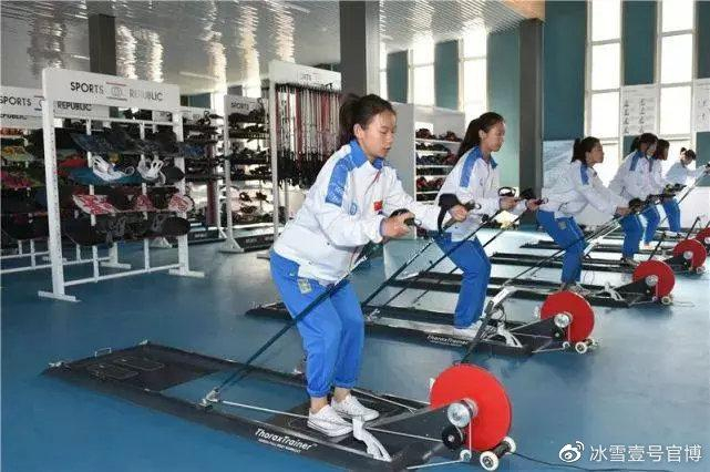 河北体育学院冰雪运动系学生在滑雪模拟器上训练。（资料图片）