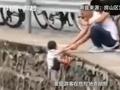 小孩被挂峭壁上拍照引热议 官方:相关部门已加强巡逻