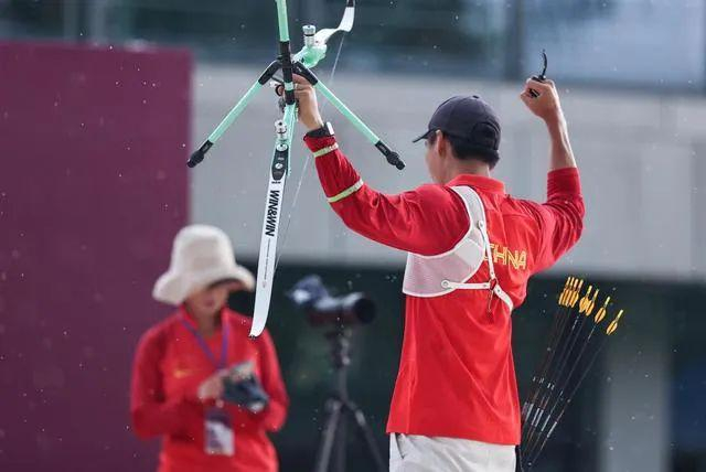 中国射箭队一队选手戴小祥在模拟赛中庆贺胜利