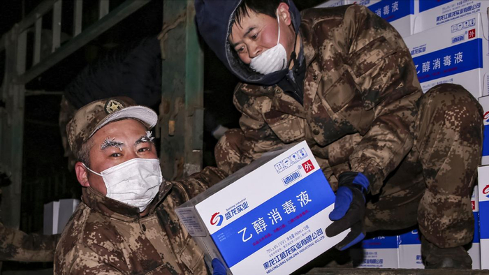 （图为哈尔滨市民兵执行抗疫物资搬运任务。宋岩摄）