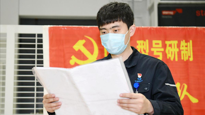 （图为哈尔滨飞机工业集团有限责任公司民兵返回岗位进行复工复产。王庆堂摄）