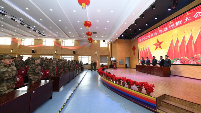 （图为松北区“陈荣久民兵应急连”授旗大会。常智科摄）