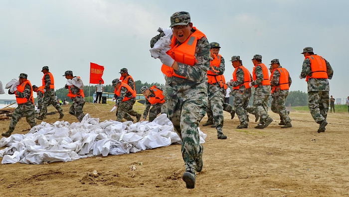 （图为哈尔滨市民兵在执行抗洪抢险任务。吕衍海摄）