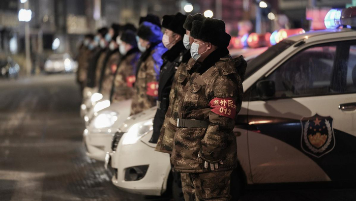 （图为道外区民兵在执行抗疫联合执勤任务。陈南摄）