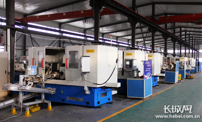 在宝鑫轴承制造有限公司生产车间，生产机械智能化节约了人力成本。 魏亚慧 摄