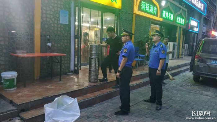 城管执法人员夜间检查。石家庄裕华区城管局供图