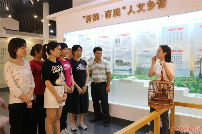 柳州市柳江区百朋镇柳江区廉洁教育家风家训展示馆内，讲解员解读鸟笼寓意
